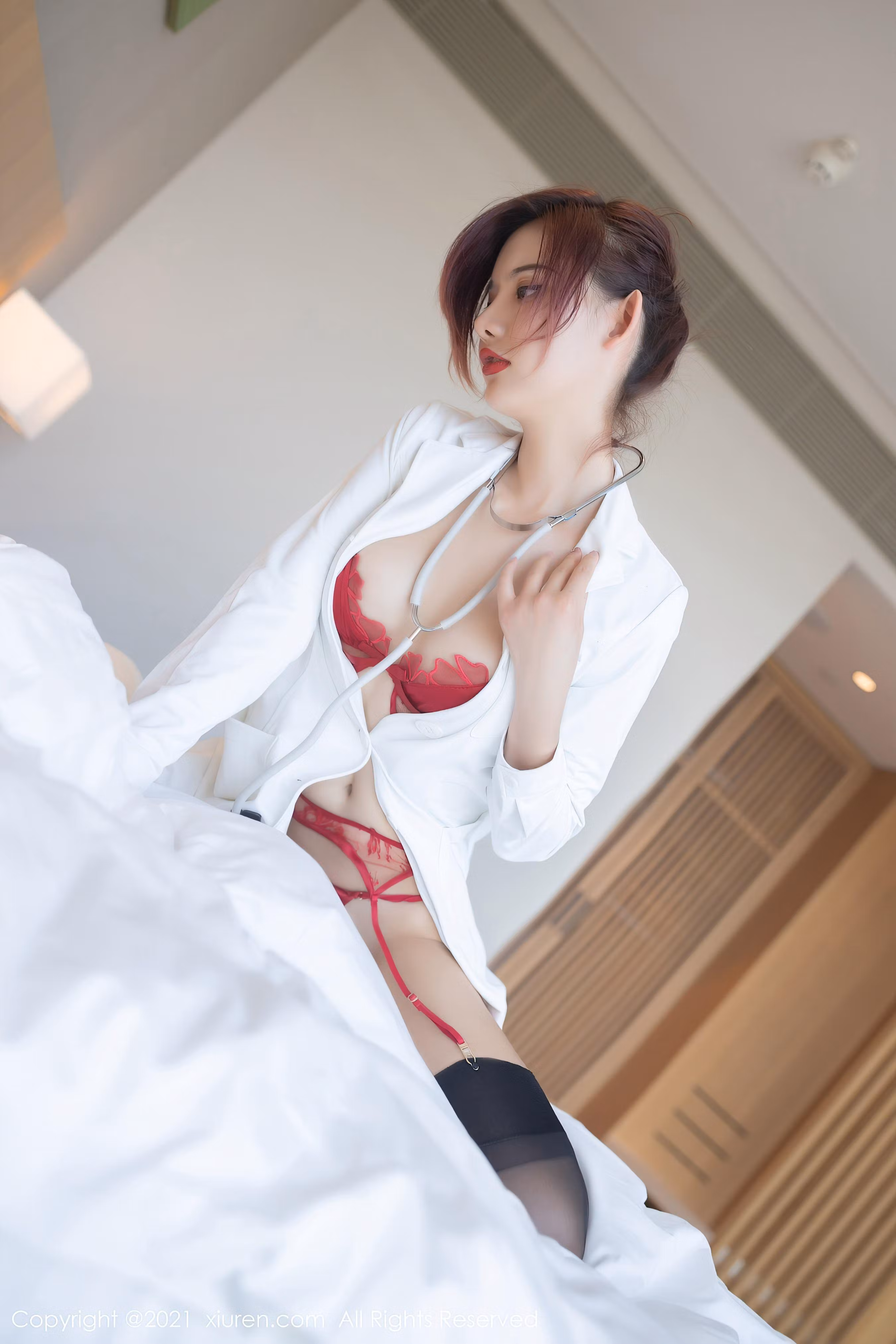 秀人网模特就是阿朱啊身穿白色医师服与红色蕾丝内衣跪在床上